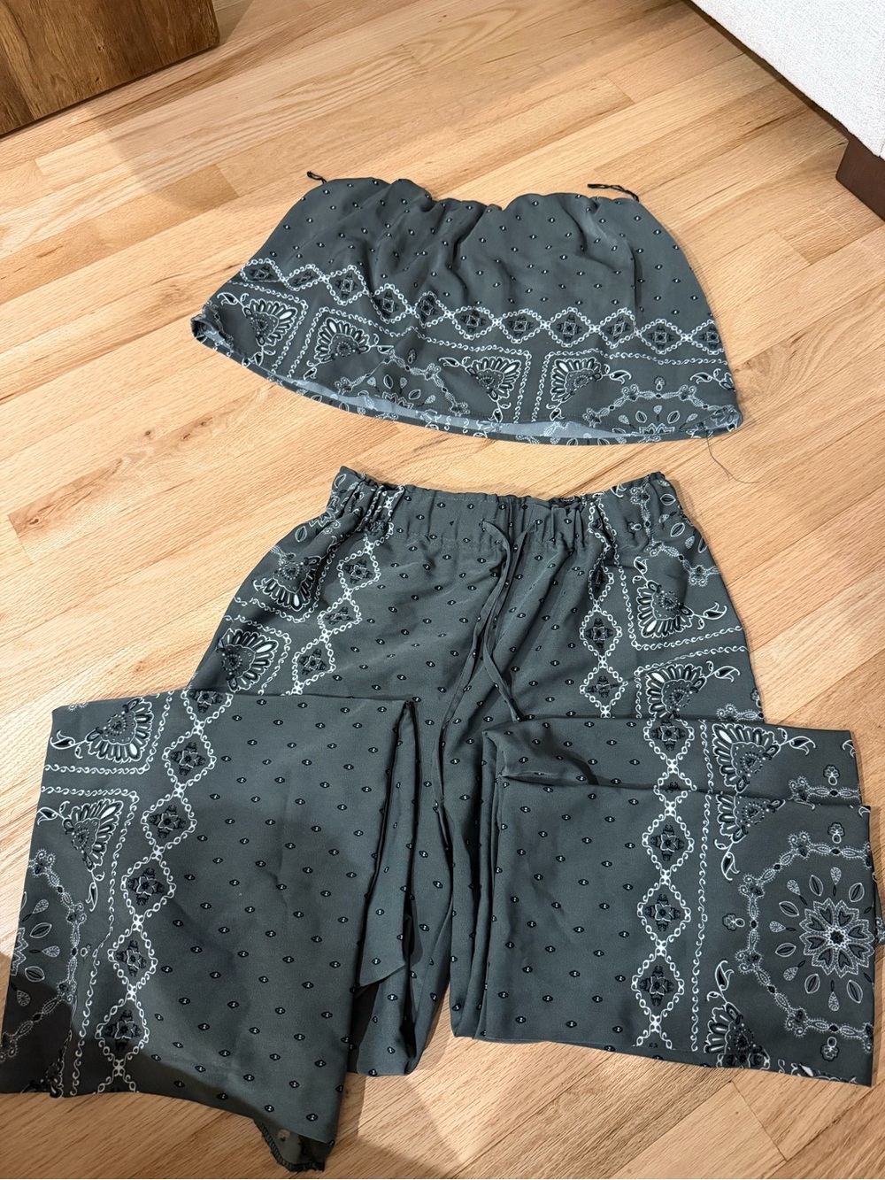 Dynamite Gray Bandana-Print Crop Top & Pants Set